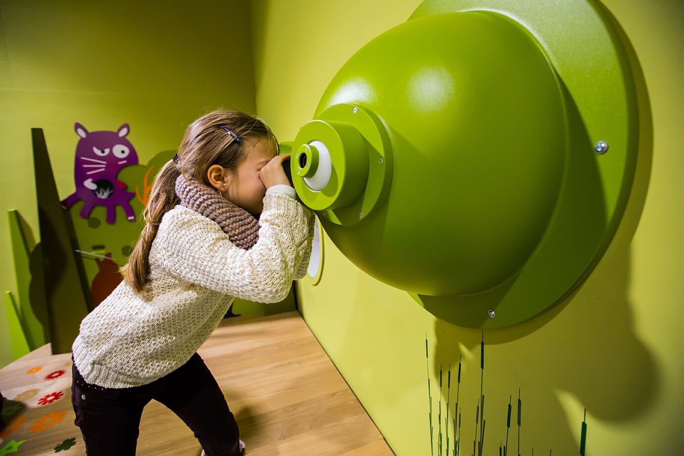 Petite fille qui regarde à travers les yeux d'une mouche expo crapahut sparkoh
