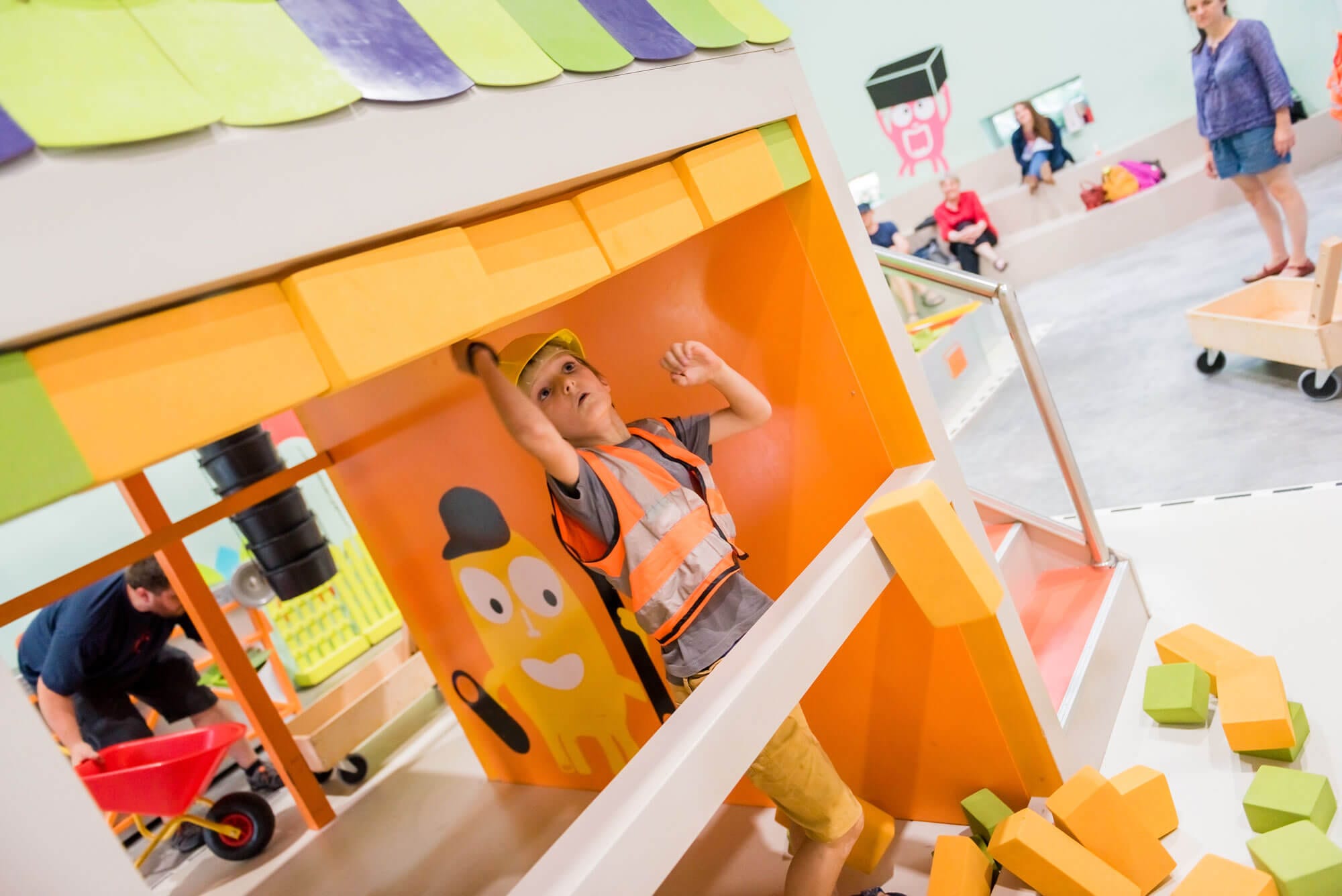 Quartier archi chouette enfant qui construit une maison avec des blocs en mousse
