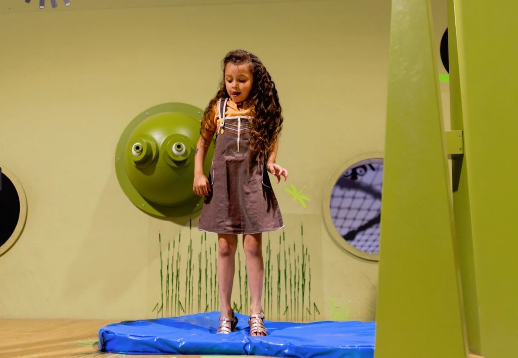 Expo Crapahut' mare mouvante - enfant sur tapis