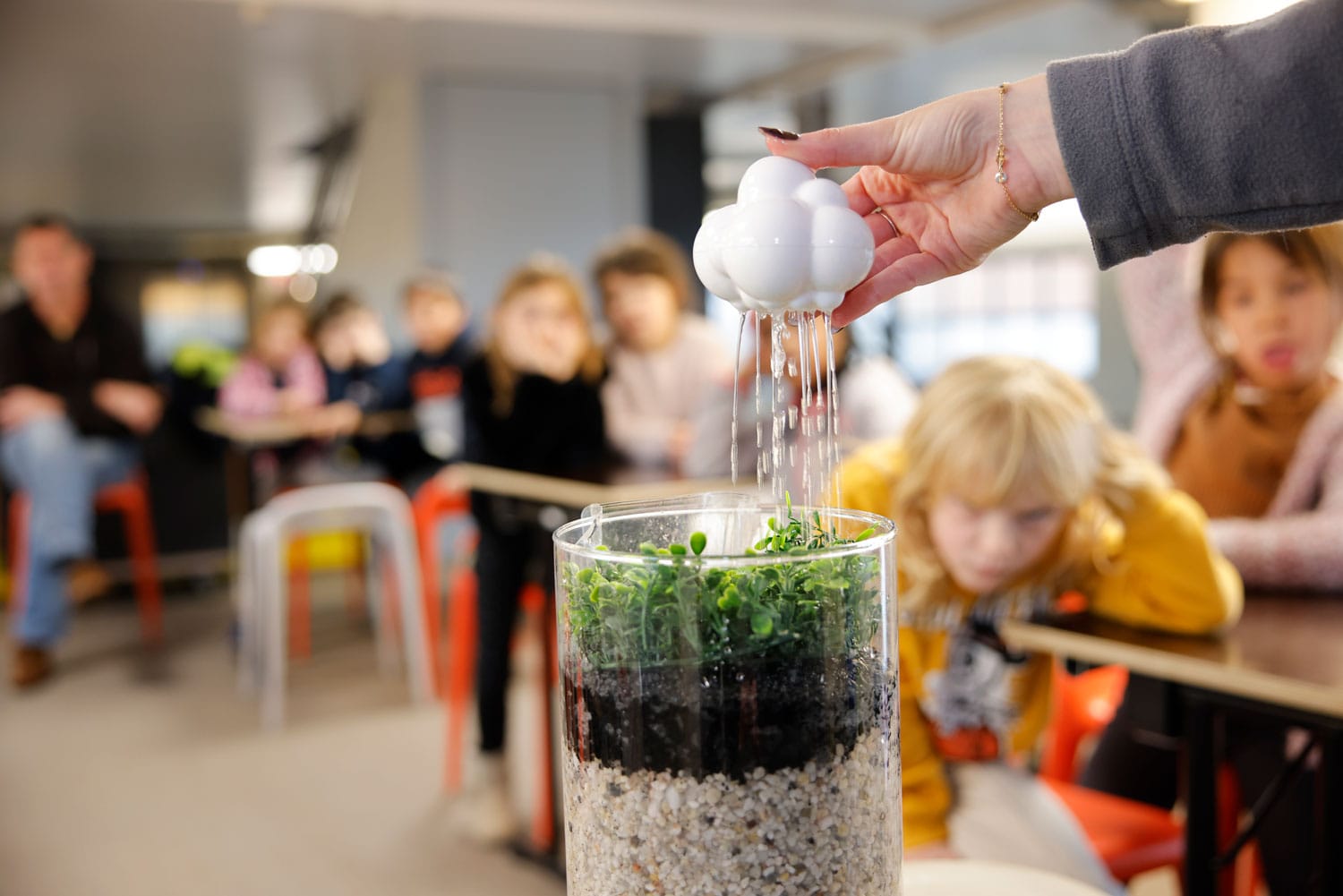 Gros plan sur nuage en plastique pour arroser des plantes dans l'animation petite goutte SPARKOH!