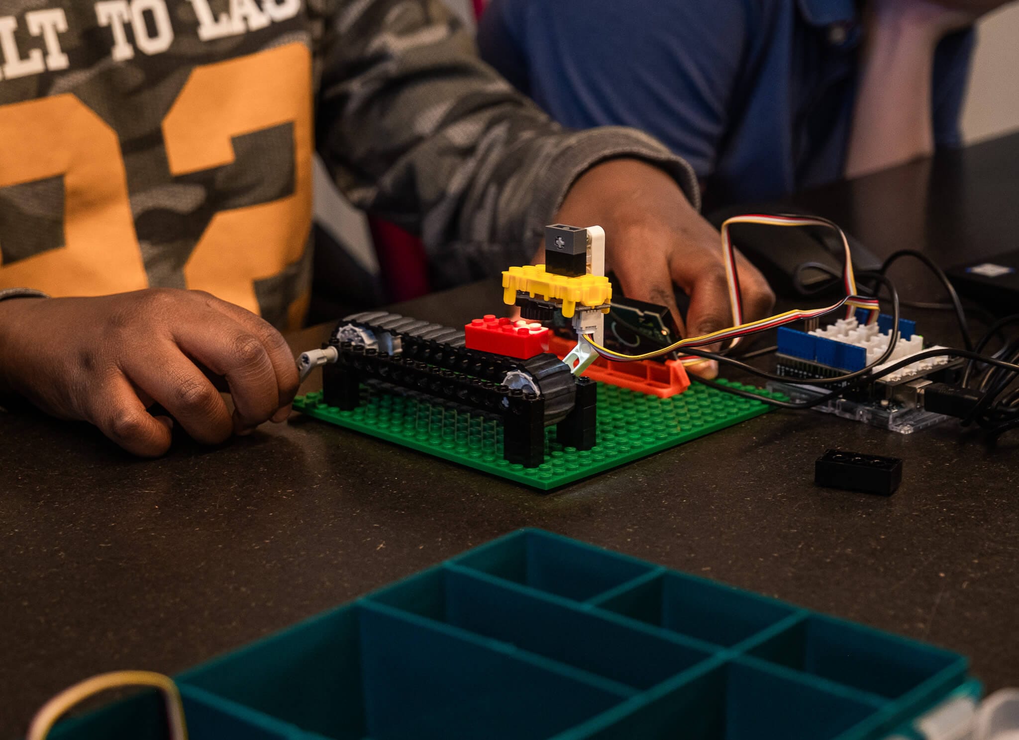 Gros plan sur structure en légo pour activité Electrobidouilles
