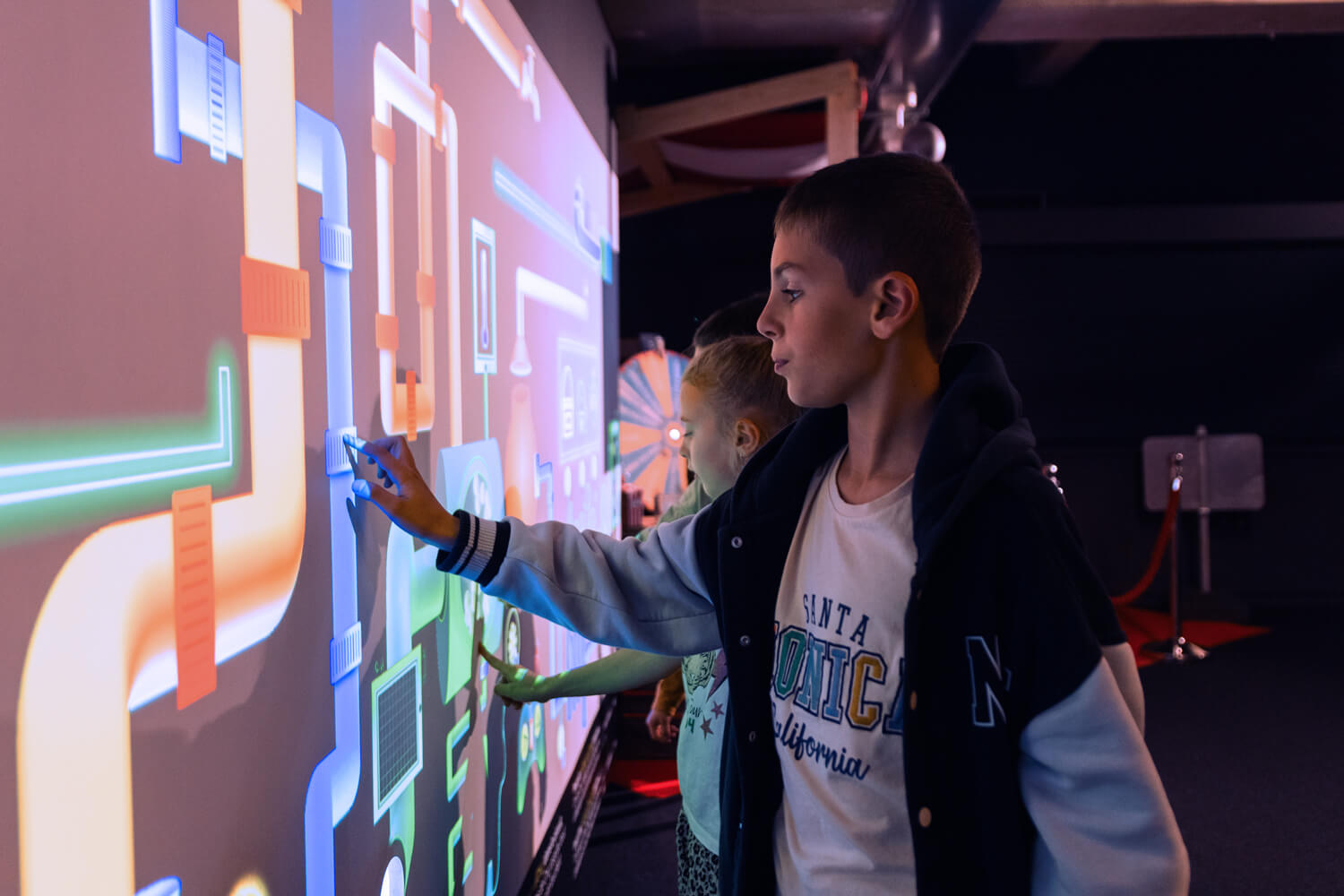 Expo Fluxys garçon qui manipule le mur interactif