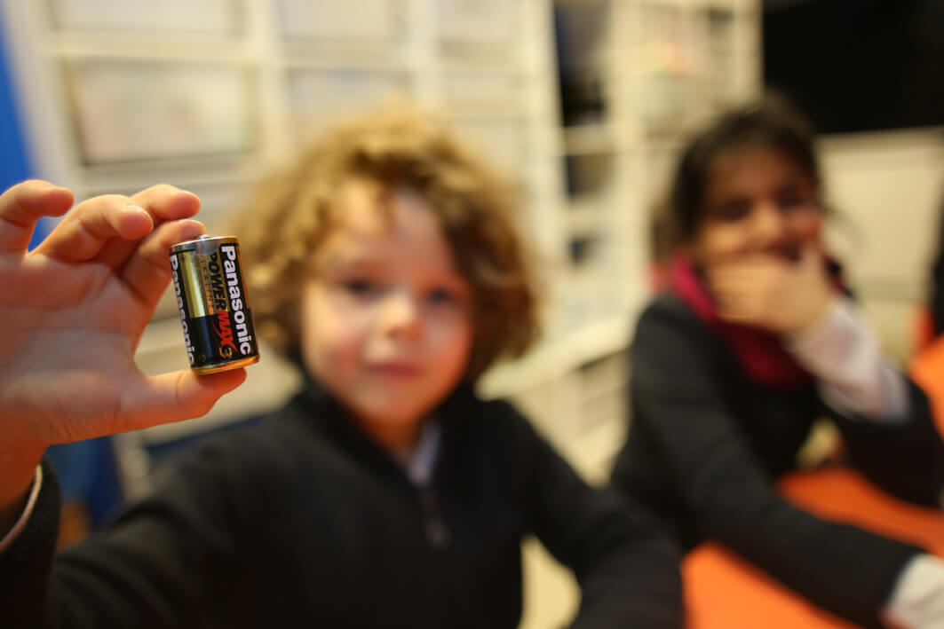 Animation SPARKOH! avec des primaires sur le courant électrique > enfant avec pile