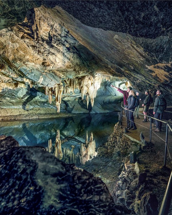 Photo d'une famille à l'intérieur des grottes de Han