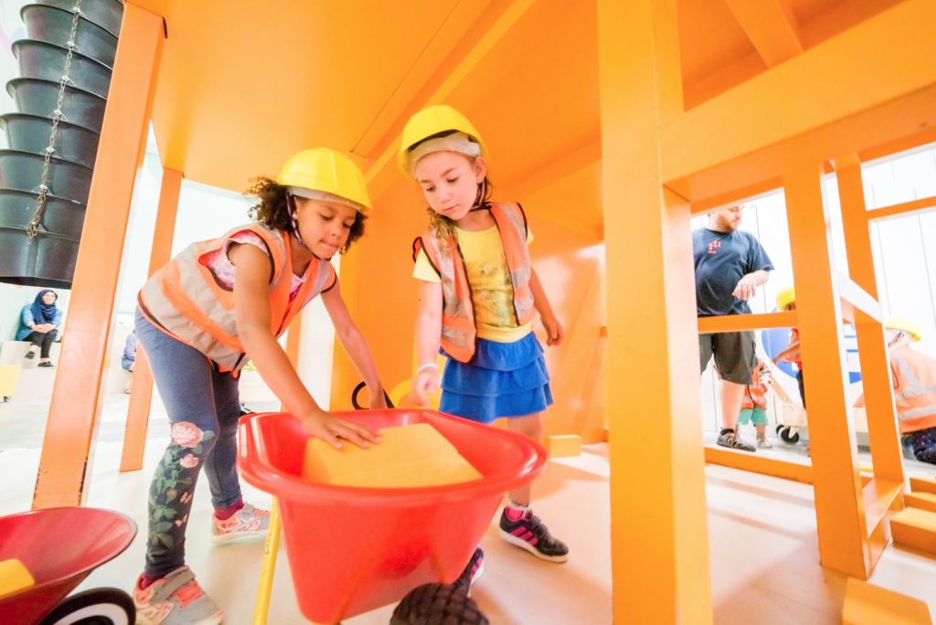 Atelier Maison inachevée au SPARKOH! avec des maternelles qui construisent une maison