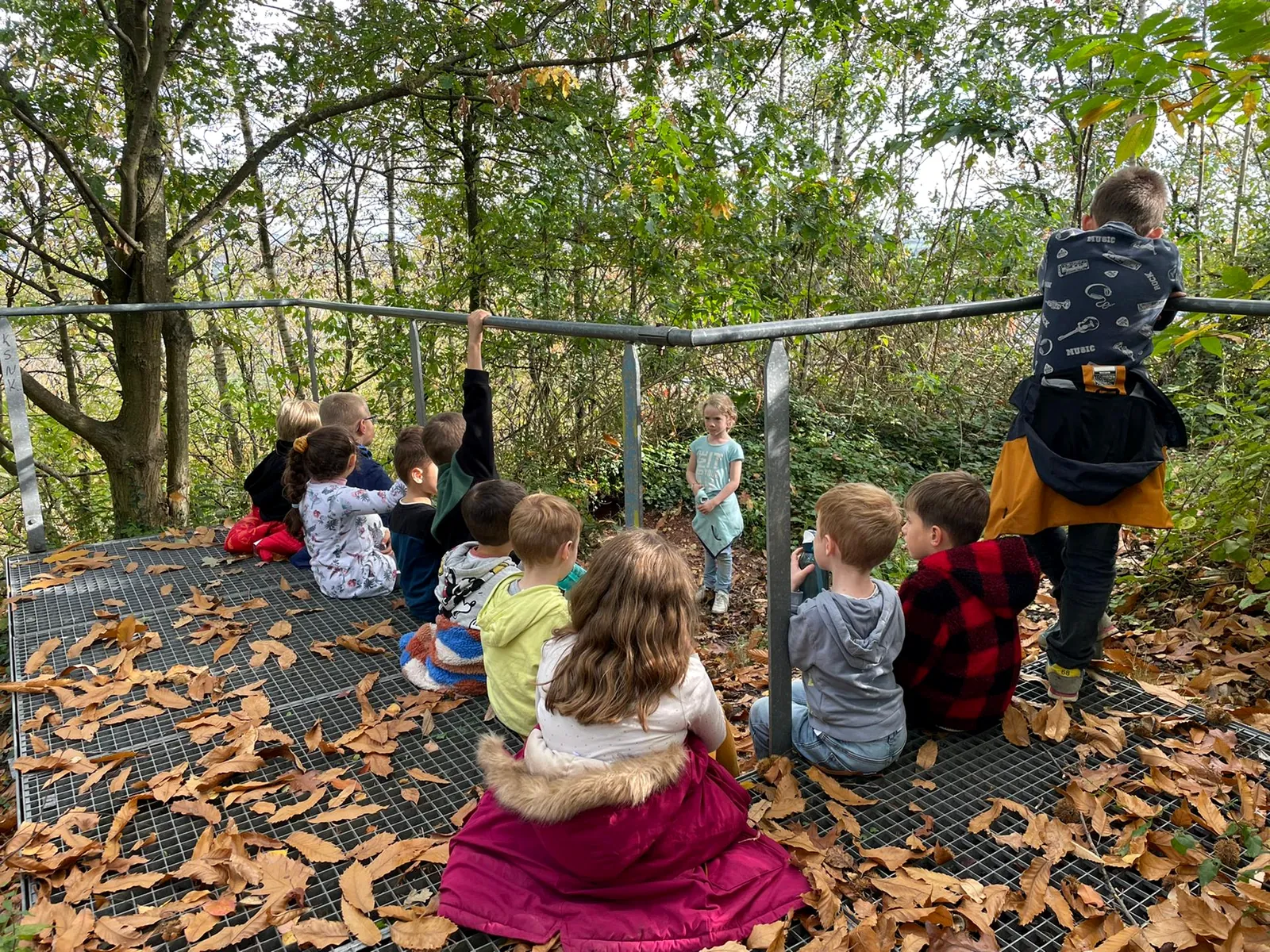 Enfants de dos assis sur le terril SPARKOH!