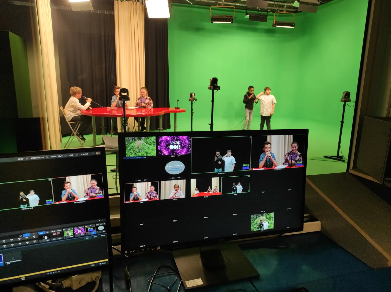 Enfant dans un studio TV - fond vert et écran
