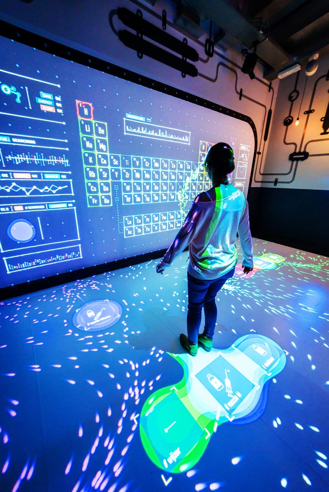 Meisje bij de virtuele Mendelejev-installatie