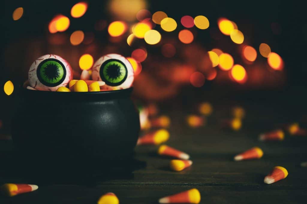 Image banque : photo d'un chaudron rempli de candy corn