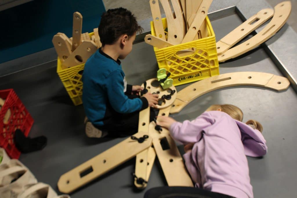 Enfants qui construisent qqch avec des pièces géantes - mécano