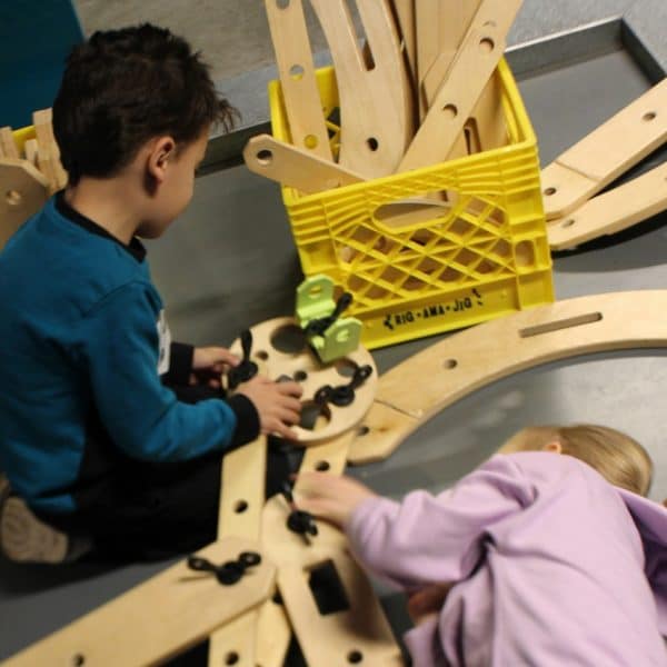 Enfants qui construisent qqch avec des pièces géantes - mécano
