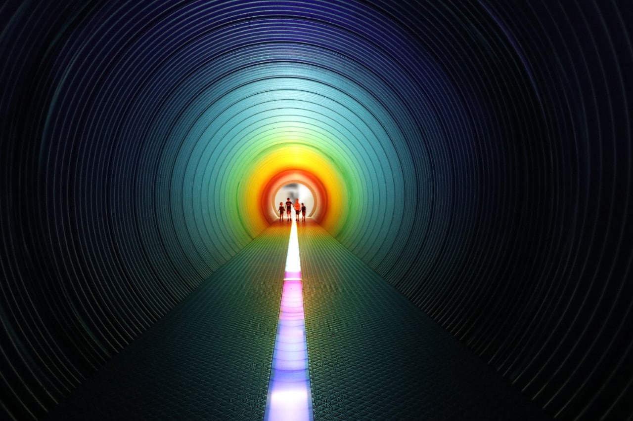 Regenboogtunnel in de Kinderpassage