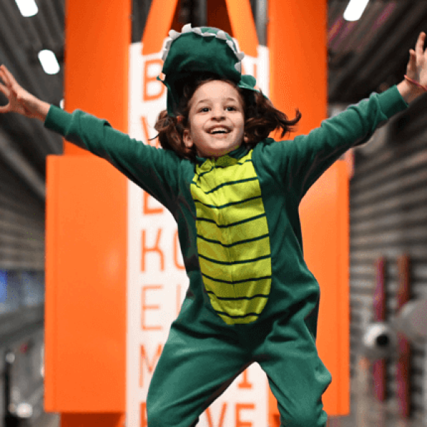 Enfant en costume crocodile à Carnaval au Pass