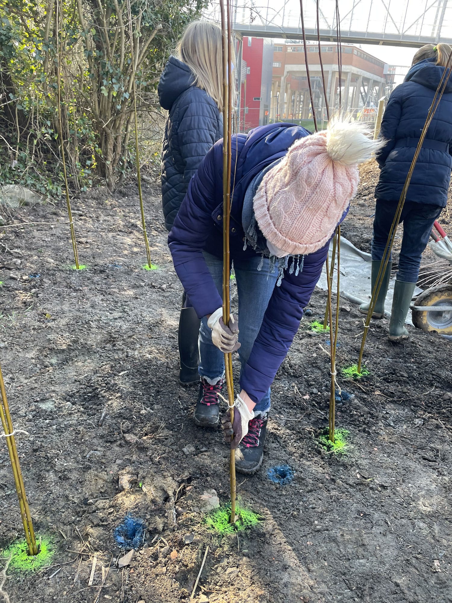 Jardin biodiversité SPARKOH! une petite fille qui construit une cabane en saule