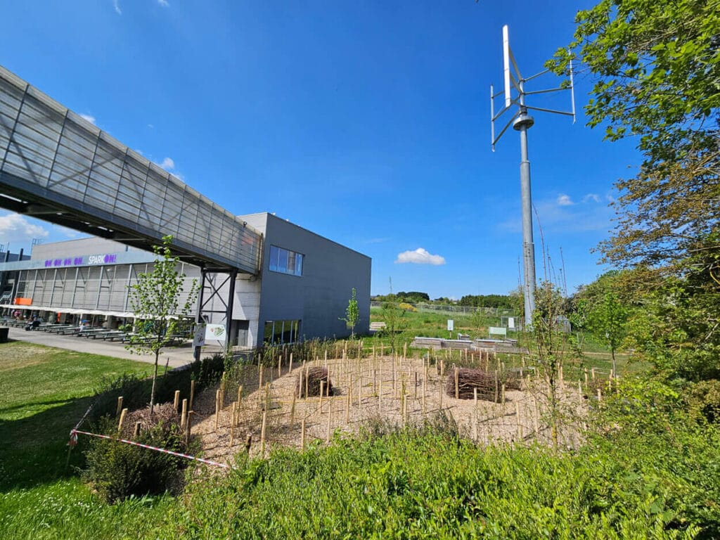 Jardin biodiversité - vue du labyrinthe végétal et éolienne