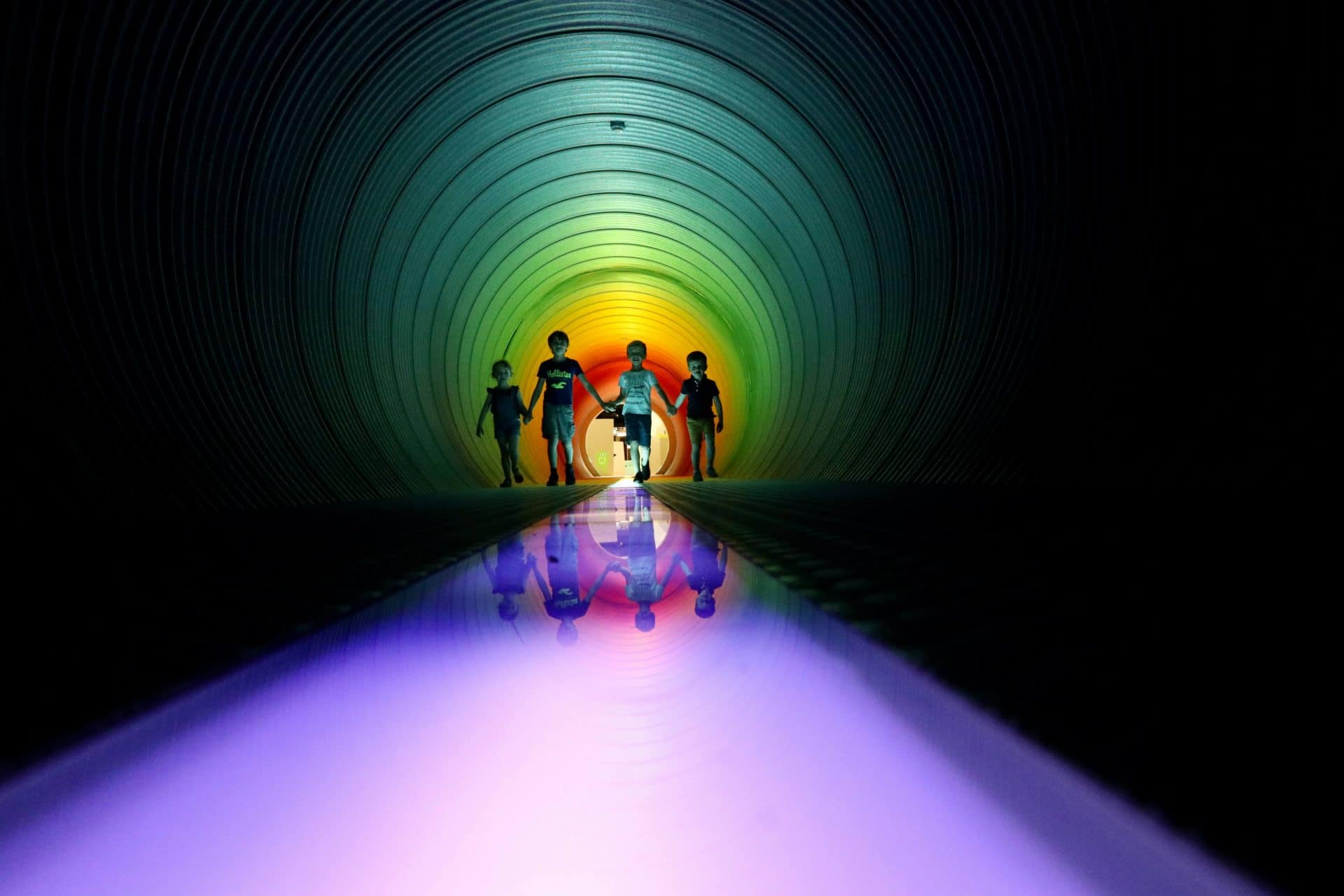 Photo du tunnel arc-en-ciel avec jeunes enfants