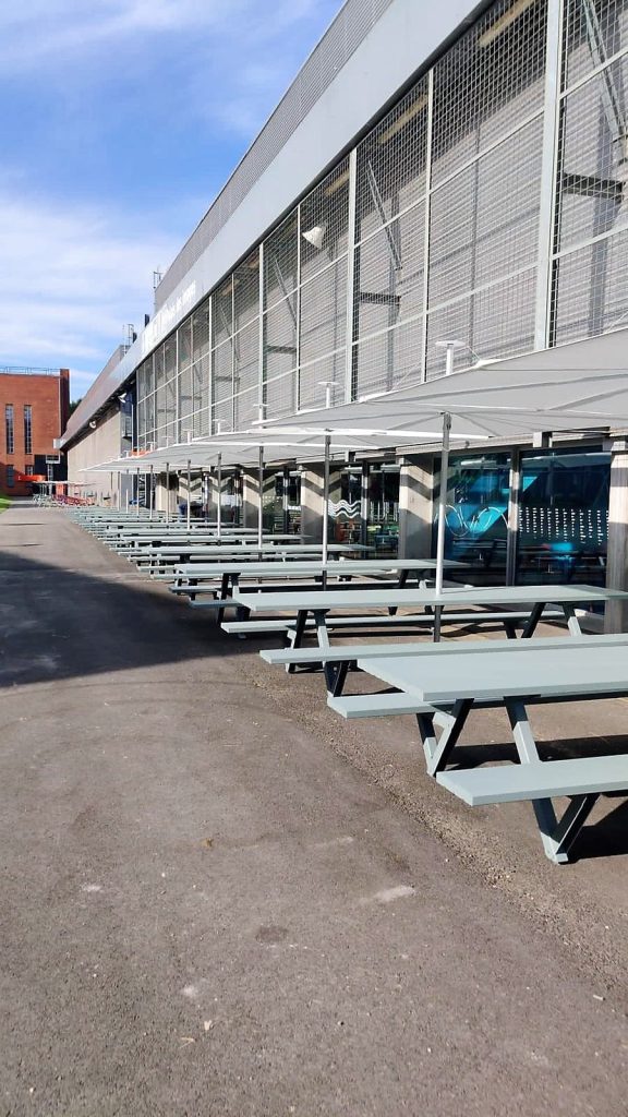 Vue extérieure des tables de pique-nique SPARKOH!