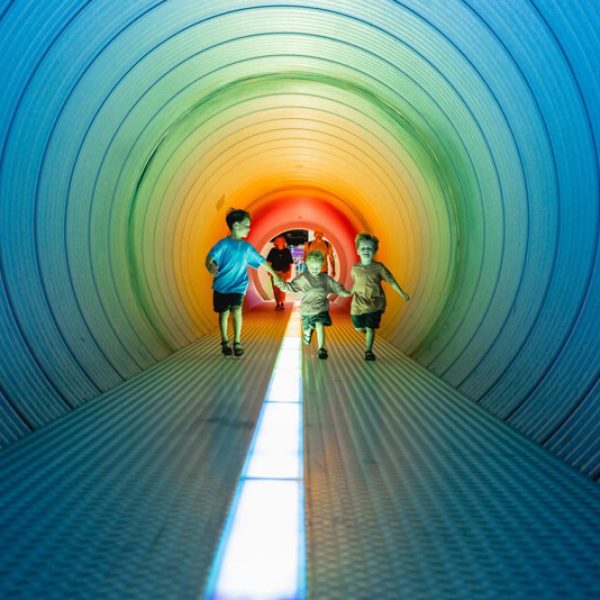 Tunnel arc-en-ciel au SPARKOH! musée des sciences en famille