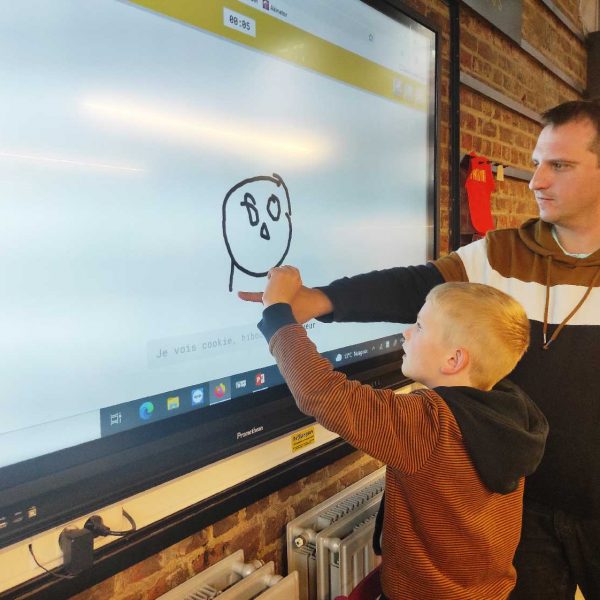 Enfant qui dessine sur un écran interactif