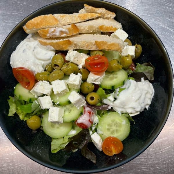 Salade grecque avec feta olive concombre tomate