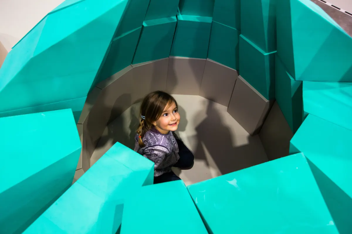 petite fille dans l'igloo en blocs de mousse, à l'expo ARchi-chouette du SPARKOH!