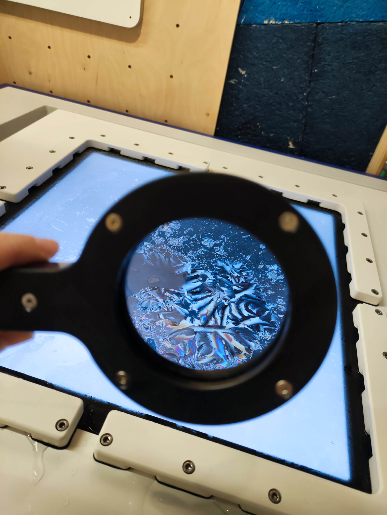 Waterkristallen onderzoeken met een vergrootglas