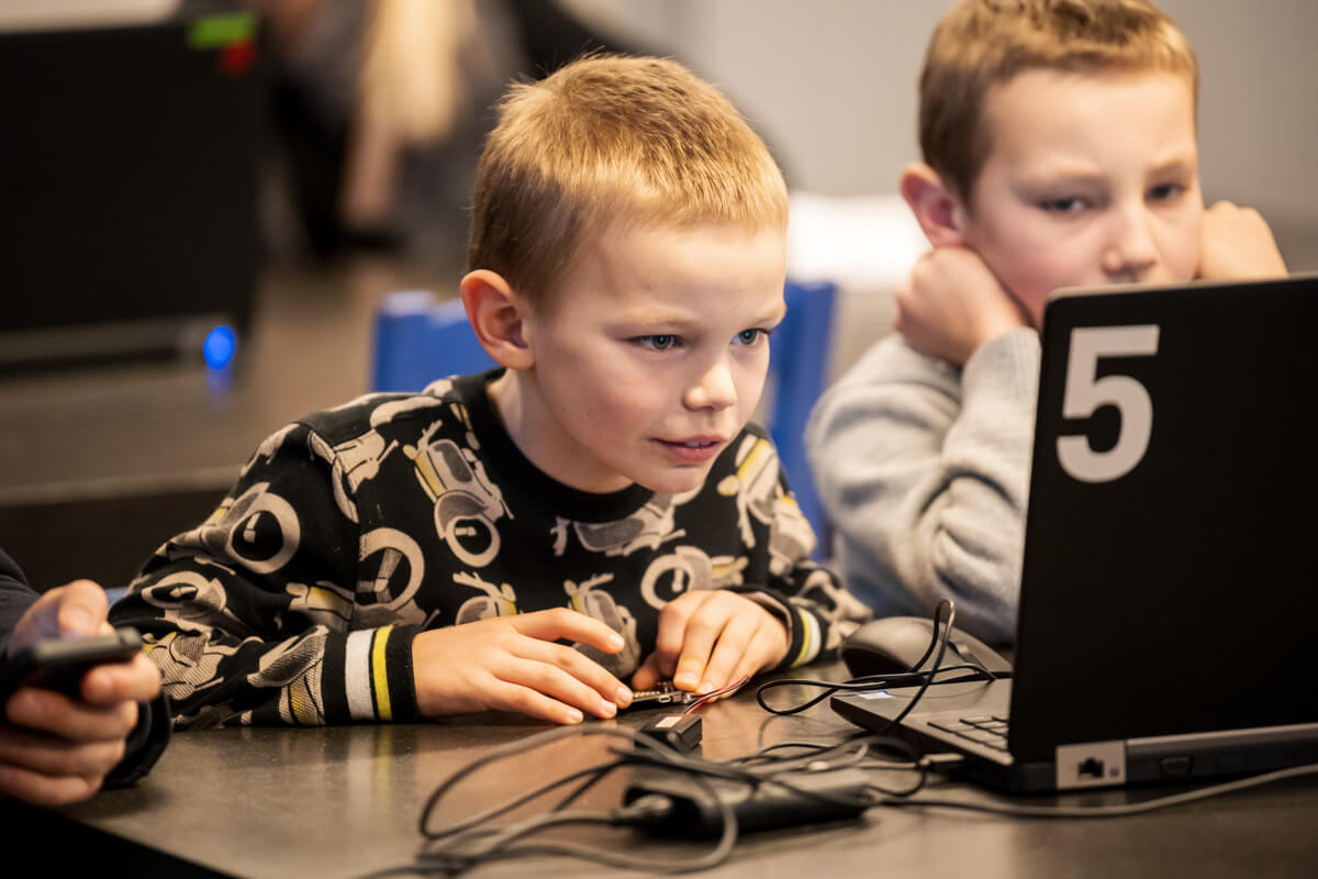 Enfants sur ordinateur dans atelier programmation