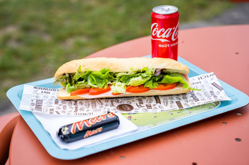 Lunch box : sandwich + coca + mars