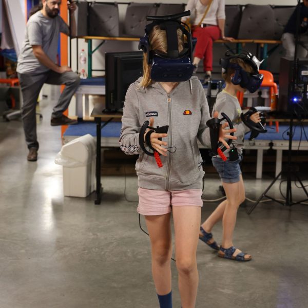 Petite fille avec casque VR sur la tête