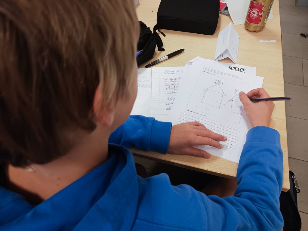 Isolation maison activité Science Num au SPARKOH! enfant qui dessine une maison