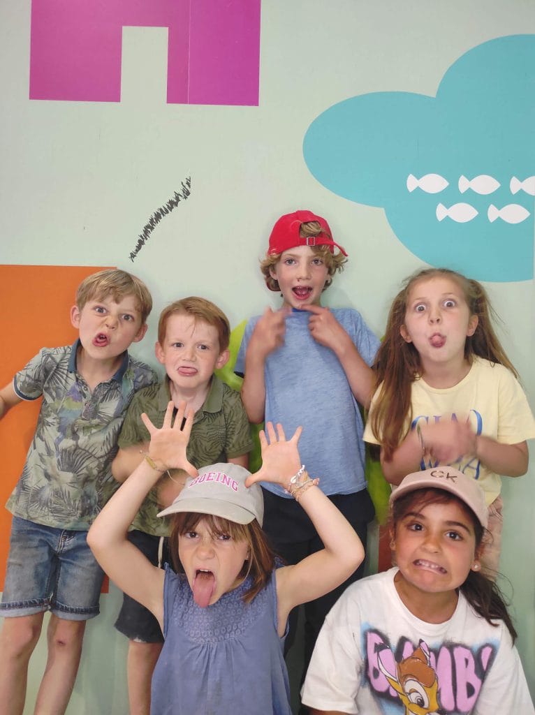enfants qui font des grimaces - anniversaire au SPARKOH!