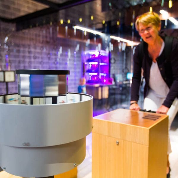 Grand-mère qui teste une manipe énergie au SPARKOH!