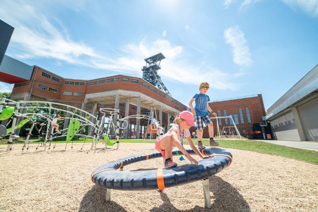 Plaine de jeux du SPARKOH! extérieur enfants sur tourniquet
