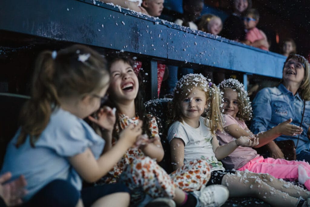 Enfants sur lesquels tombe de la neige effet 4D du cinéma SPARKOH!