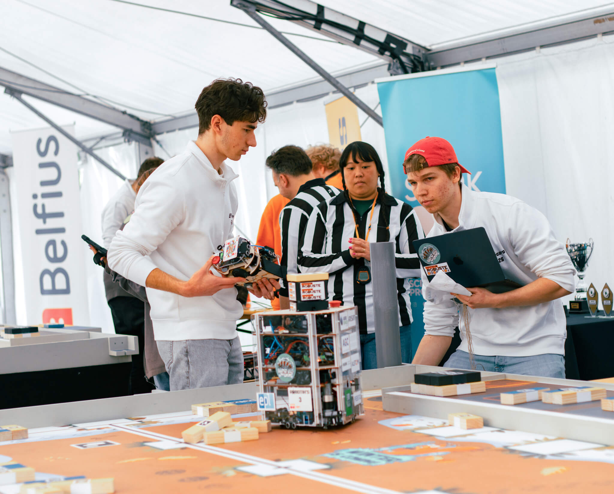 Robotix's 18 + étudiant en match
