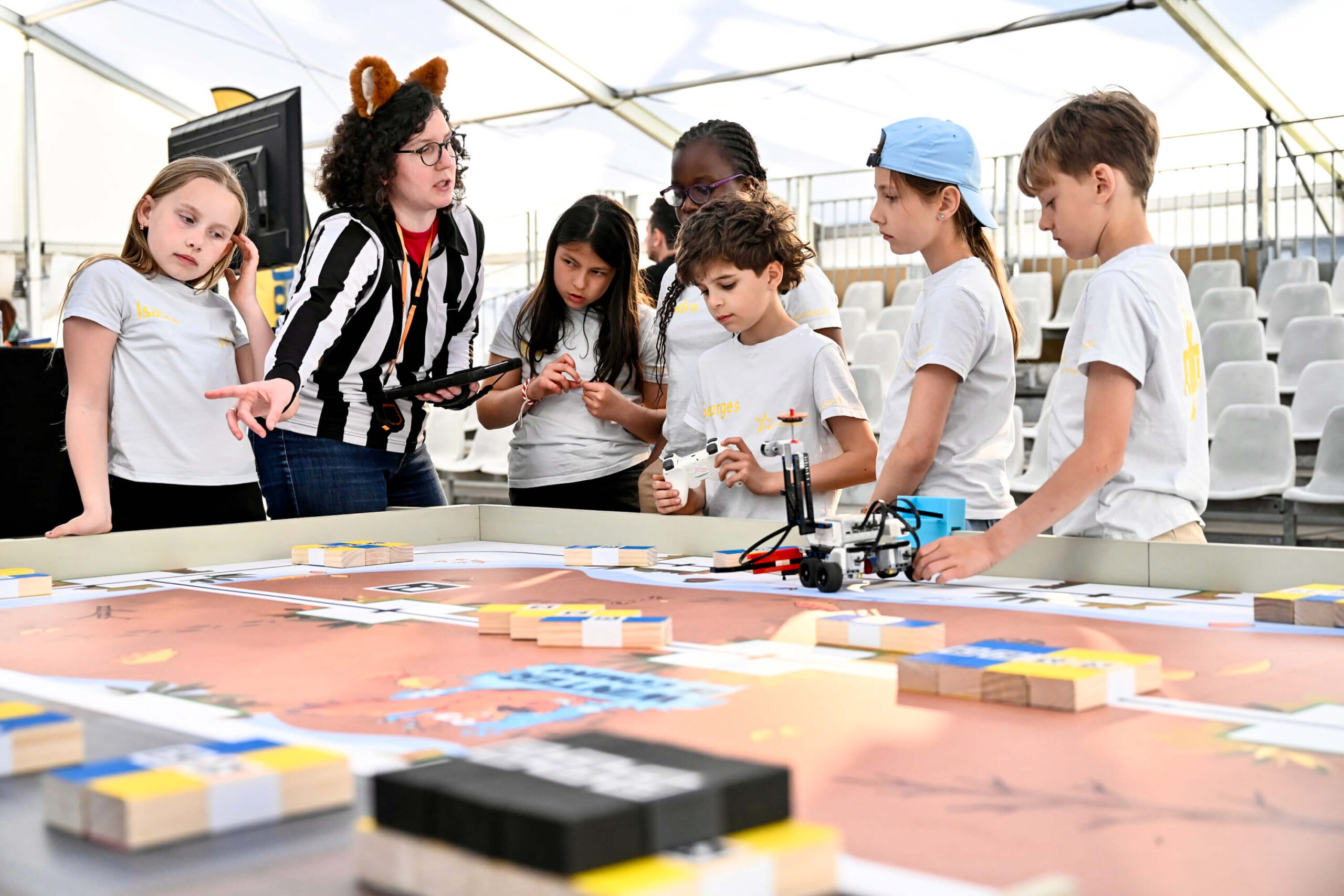 Robotix's_Compétition 2026 avec enfants et arbitre
