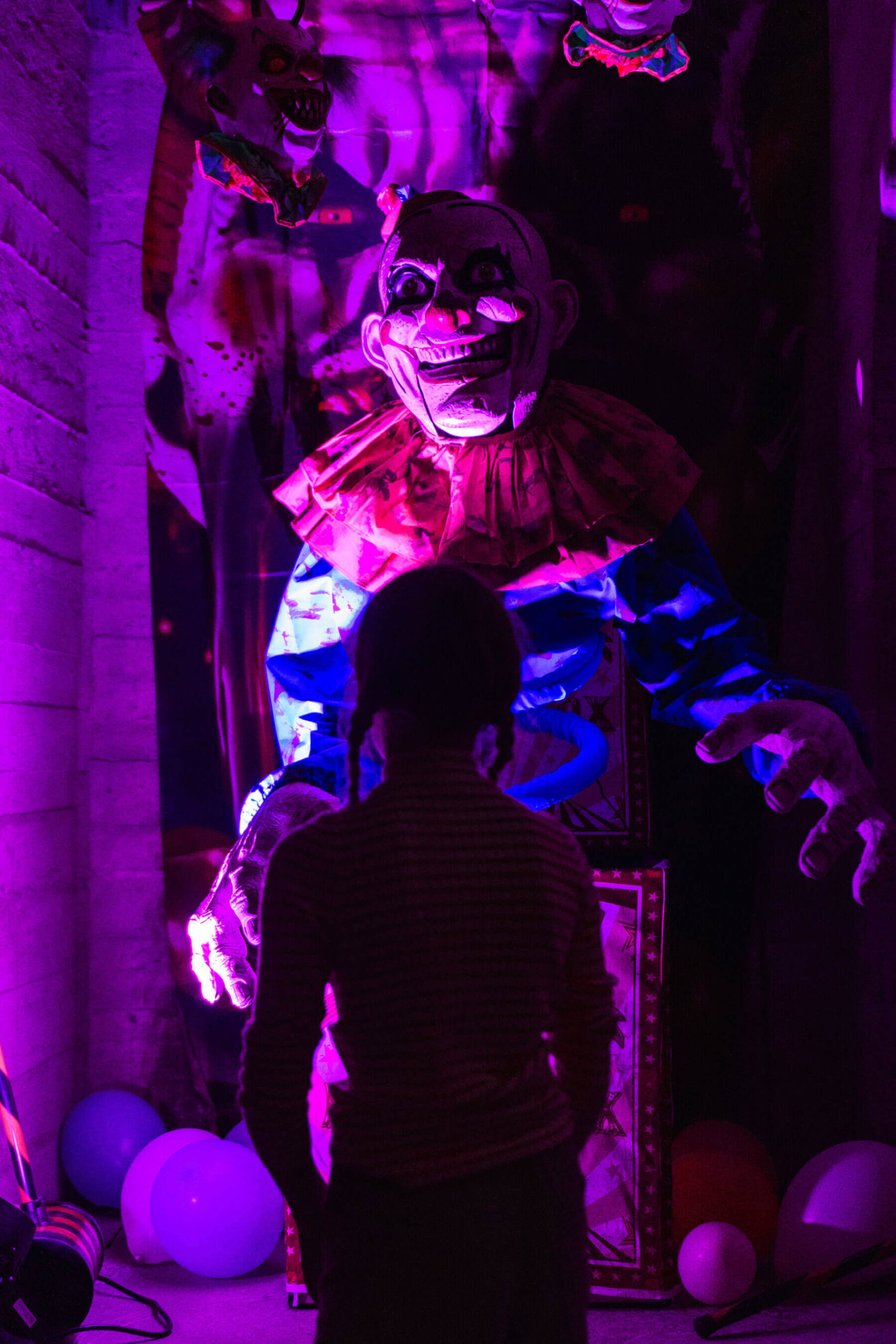 Clown halloween avec silhouette enfant devant