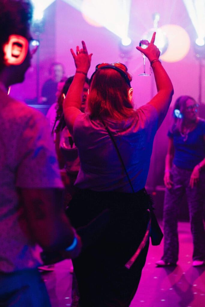 Soirée disco femme de dos qui lève les bras