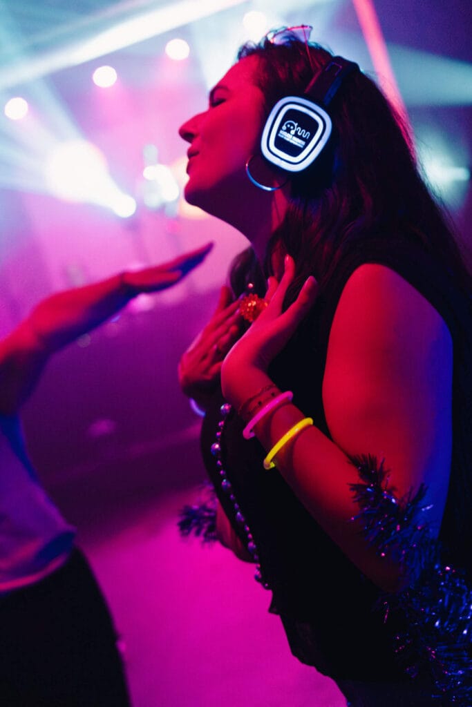 Fille soirée disco avec casque qui chante