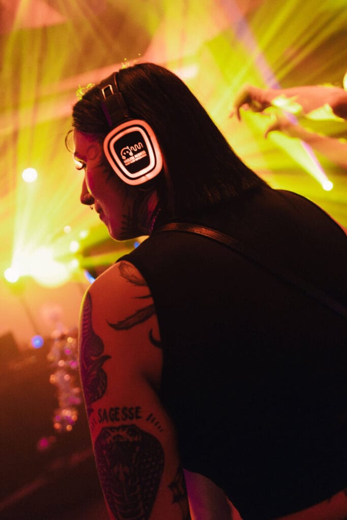 Femme vue de dos avec casque sur les oreilles