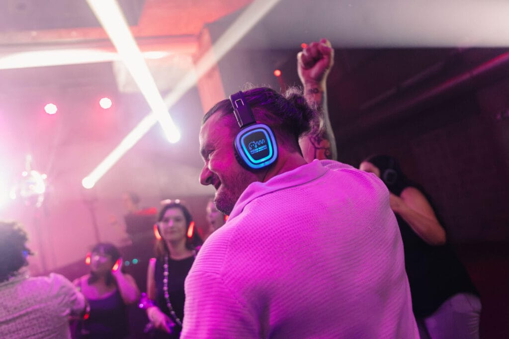 Homme qui s'amuse à une Soirée disco casque sur les oreilles